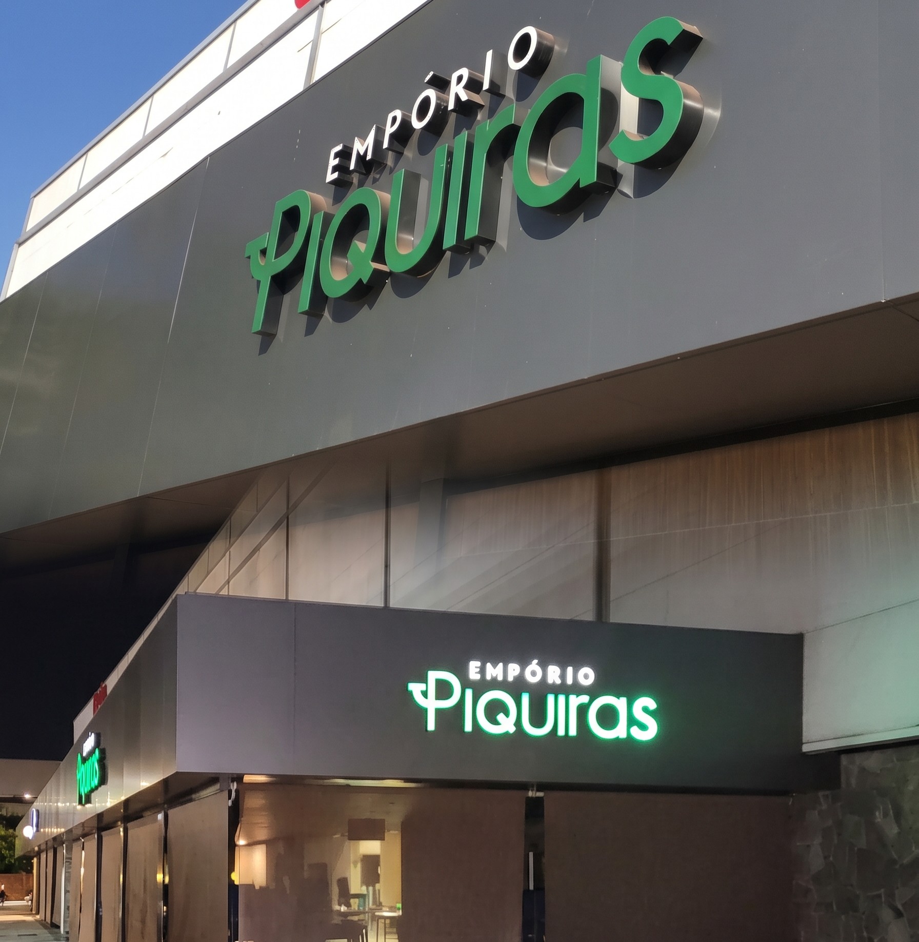 Fachada Comercial Empório Piquiras Dia e Noite - Peixoto Luminosos